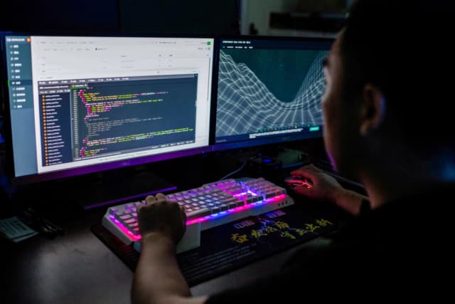 En una fotografía de archivo aparece un miembro de un presunto grupo de hackers. (Nicolas Asfouri/AFP a través de Getty Images)