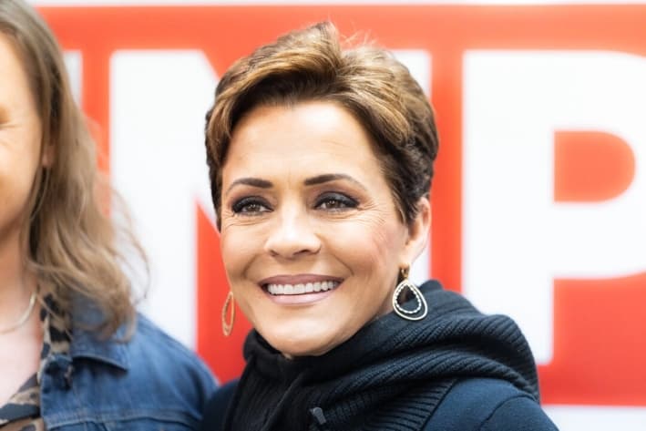 Kari Lake visita un centro de apoyo a Donald Trump en las afueras de Des Moines, Iowa, el 13 de enero de 2024. (John Fredricks/The Epoch Times)