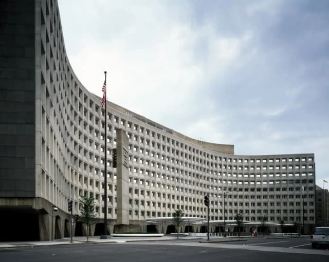 Construido en 1968, el Edificio Federal Robert C. Weaver, de estilo brutalista, es la sede del Departamento de Vivienda y Desarrollo Urbano. (Biblioteca del Congreso)