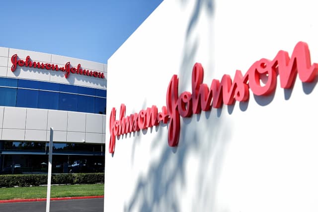El logotipo de Johnson & Johnson en la sede de la empresa en Irvine, California, el 17 de octubre de 2023. (Mario Tama/Getty Images)