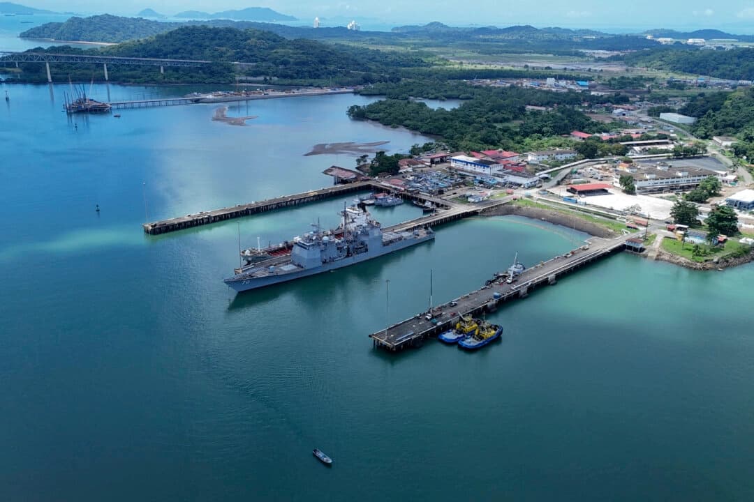 El buque de guerra USS Lake Erie (CG 70) de la Marina de los Estados Unidos atraca en el puerto de Balboa, en la ciudad de Panamá, el 29 de agosto de 2025. (Mauricio Valenzuela/AFP a través de Getty Images)