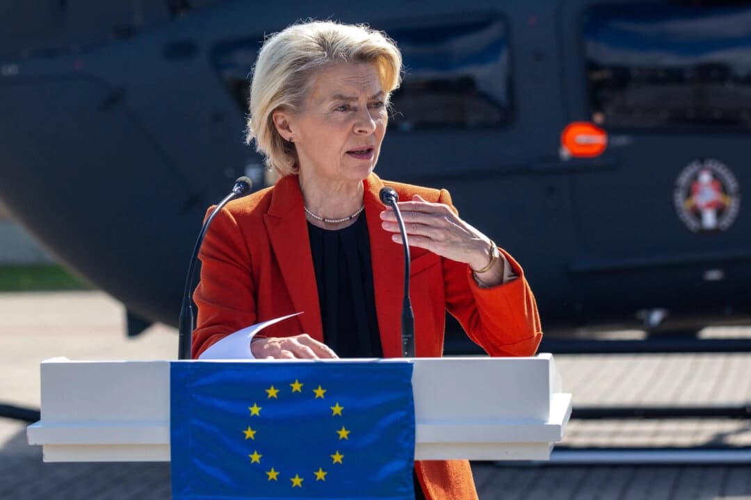 La presidenta de la Comisión Europea, Ursula von der Leyen, habla durante una rueda de prensa conjunta con el presidente lituano, Gitanas Nauseda, el 1 de septiembre de 2025. (Mindaugas Kulbis/AP Photo)
