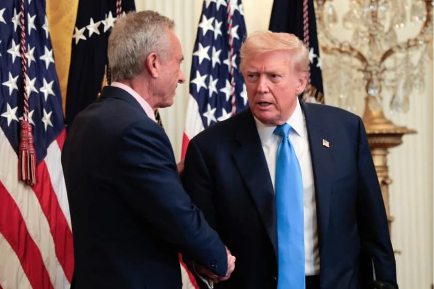 El presidente Donald Trump saluda al secretario de Servicios Humanos, Robert F. Kennedy Jr., antes de hablar en un evento sobre tecnología sanitaria en la Sala Este de la Casa Blanca el 30 de julio de 2025. Anna Moneymaker/Getty Images