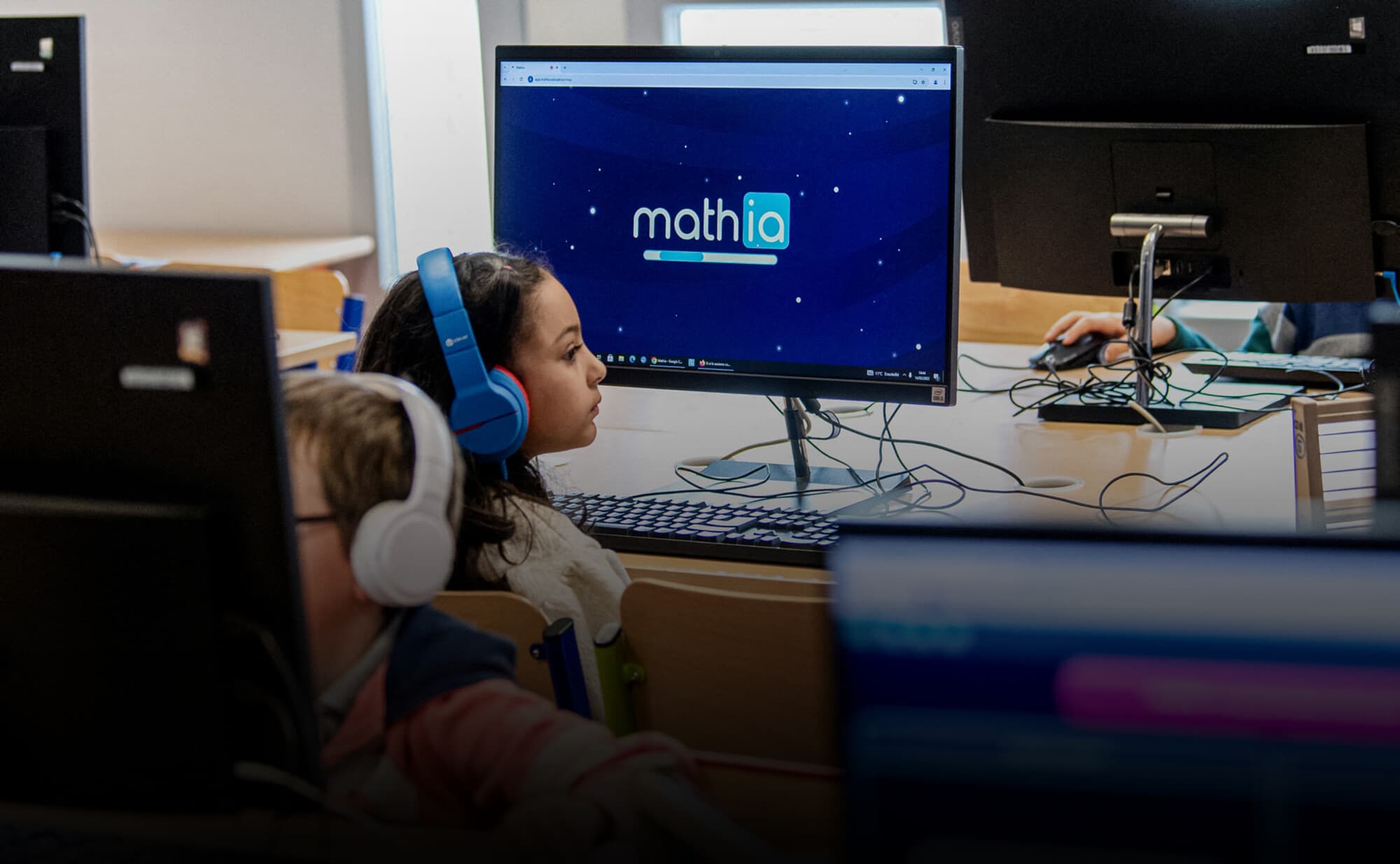 Alumnos de una clase de primaria utilizan IA para clases de matemáticas en Colomiers, Francia, el 14 de marzo de 2025. (Matthieu Rondel/AFP vía Getty Images)