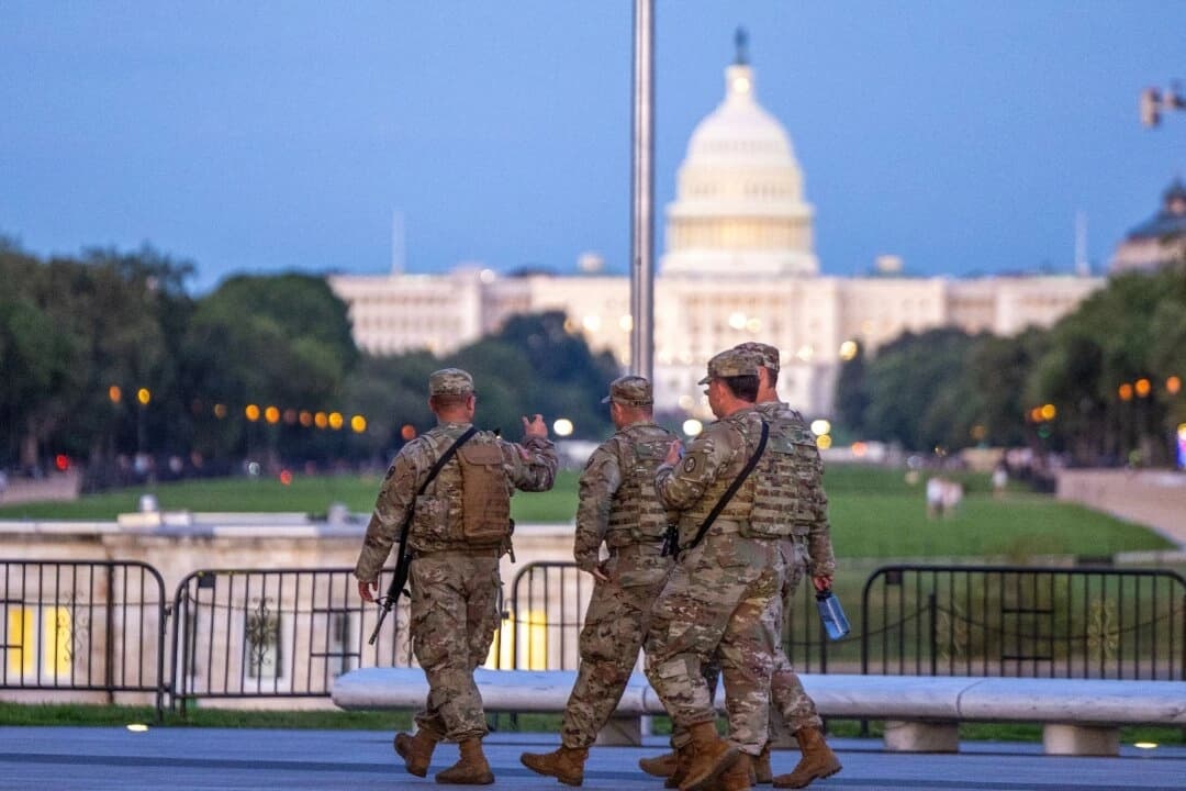 Miembros de la Guardia Nacional patrullan armados, con el Capitolio de Estados Unidos al fondo, en Washington, el 25 de agosto de 2025. (Tasos Katopodis/Getty Images)