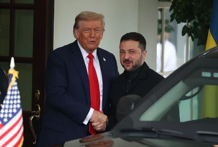 El presidente Donald Trump saluda al presidente ucraniano Volodímir Zelenski en la Casa Blanca, el 18 de agosto de 2025. (Tasos Katopodis/Getty Images)