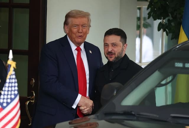 El presidente Donald Trump saluda al presidente ucraniano Volodímir Zelenski en la Casa Blanca, el 18 de agosto de 2025. (Tasos Katopodis/Getty Images)