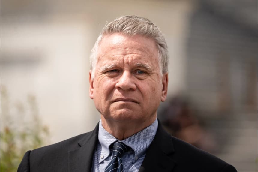 El representante Chris Smith (RN.J.), copresidente de la Comisión Ejecutiva del Congreso sobre China, escucha durante una conferencia de prensa sobre la Ley para Detener la Sustracción Forzada de Órganos aprobada por la Cámara de Representantes, en el Capitolio de Washington el 7 de mayo de 2025. (Madalina Vasiliu/The Epoch Times)