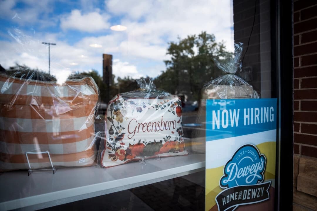 Un cartel de "Se busca personal" en una cafetería de Greensboro, Carolina del Norte, el 19 de septiembre de 2024. (Madalina Vasiliu/The Epoch Times)