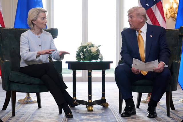 El presidente Donald Trump y la presidenta de la Comisión Europea, Ursula von der Leyen (izquierda), conversan tras alcanzar un acuerdo comercial en el campo de golf Trump Turnberry, en Escocia, el 27 de julio de 2025. (Jacquelyn Martin/AP Photo)