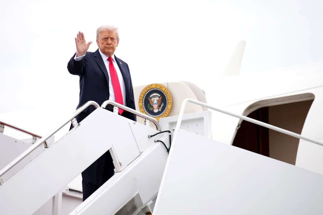 El presidente Donald Trump sube al Air Force One en la Base Conjunta Andrews, Maryland, el 7 de septiembre de 2025. (Kevin Dietsch/Getty Images)
