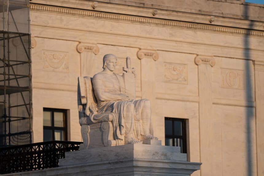 Estatua The Authority of Law (Guardián de la Ley) en la Corte Suprema de los Estados Unidos en Washington, el 8 de agosto de 2025. (Madalina Kilroy/The Epoch Times).