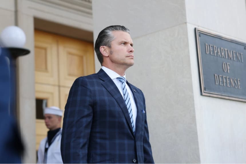 El secretario de Defensa de EE. UU., Pete Hegseth, espera para saludar al ministro de Defensa de Singapur, Chan Chun Sing, en el Pentágono en Arlington, Virginia, el 9 de septiembre de 2025. Anna Moneymaker/Getty Images