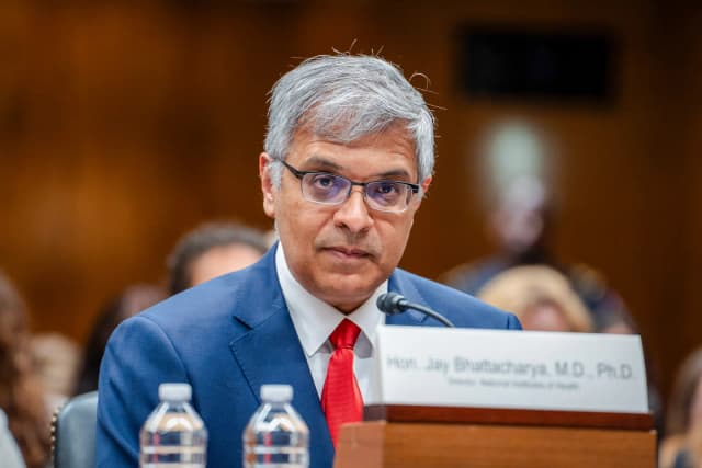 El Dr. Jay Bhattacharya, director de los Institutos Nacionales de Salud, testifica en el Capitolio en Washington, el 10 de junio de 2025. Bhattacharya dice que las investigaciones anteriores no siempre se han centrado en las cuestiones más urgentes. (Madalina Vasiliu/The Epoch Times)