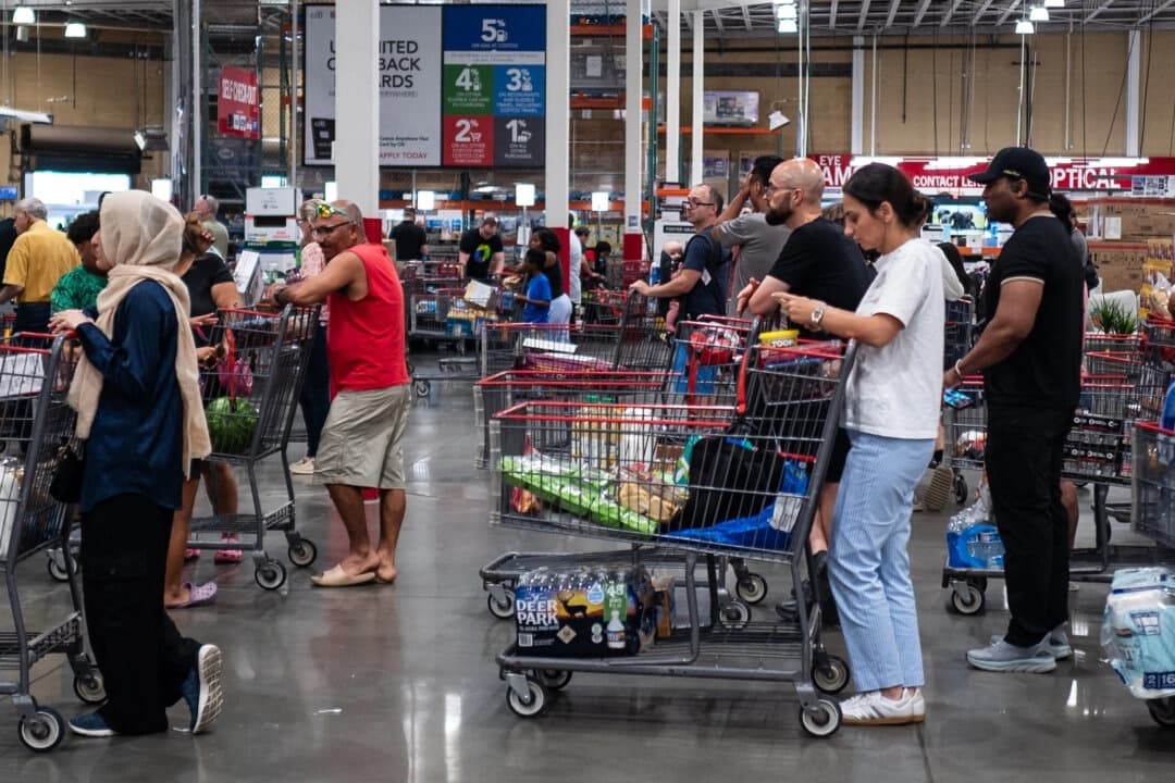 La gente compra en una tienda en Elkridge, Maryland, el 11 de julio de 2025. (Madalina Kilroy/The Epoch Times)