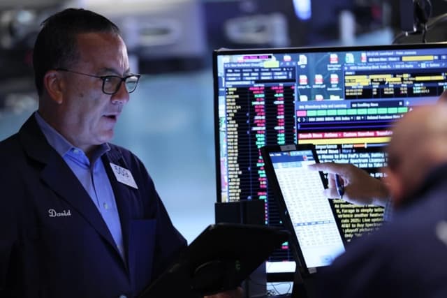 Traders trabajan en el parqué de la Bolsa de Valores de Nueva York durante la mañana del 26 de agosto de 2025. (Michael M. Santiago/Getty Images)