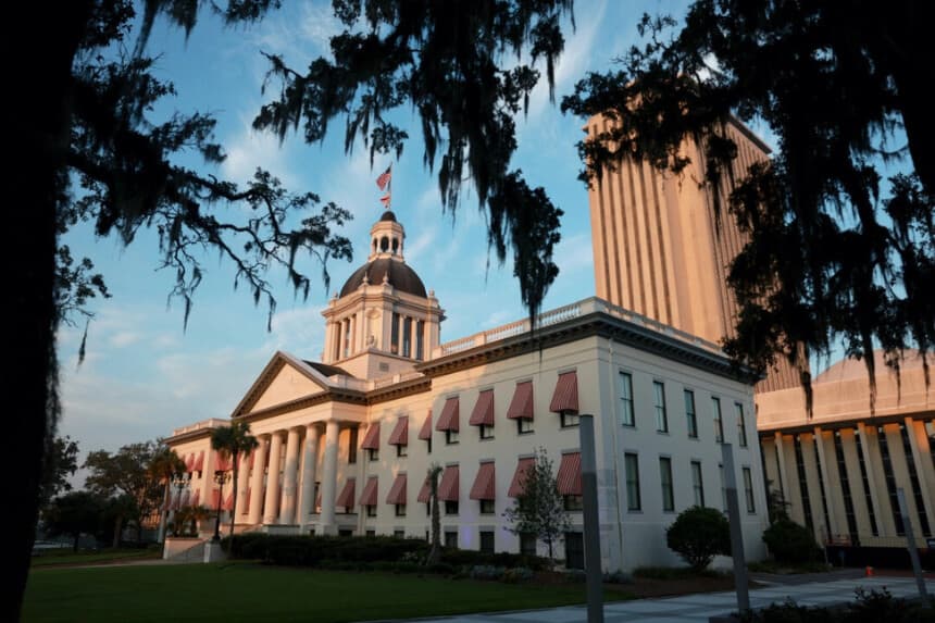 El Capitolio Histórico de Florida se encuentra cerca del nuevo edificio del Capitolio, de 22 pisos, que junto con este forman parte del Complejo del Capitolio en Tallahassee, Florida, el 26 de julio de 2023. (Joe Raedle/Getty Images)