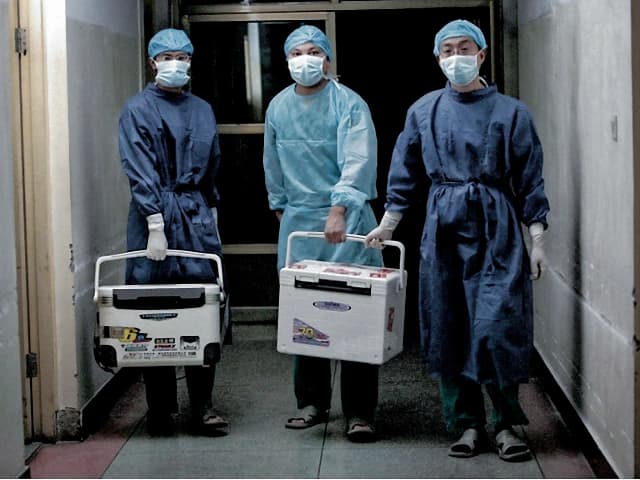 Médicos transportan órganos frescos para trasplantes en un hospital de la provincia de Henan, China, el 16 de agosto de 2012. (Captura de pantalla vía Sohu.com)