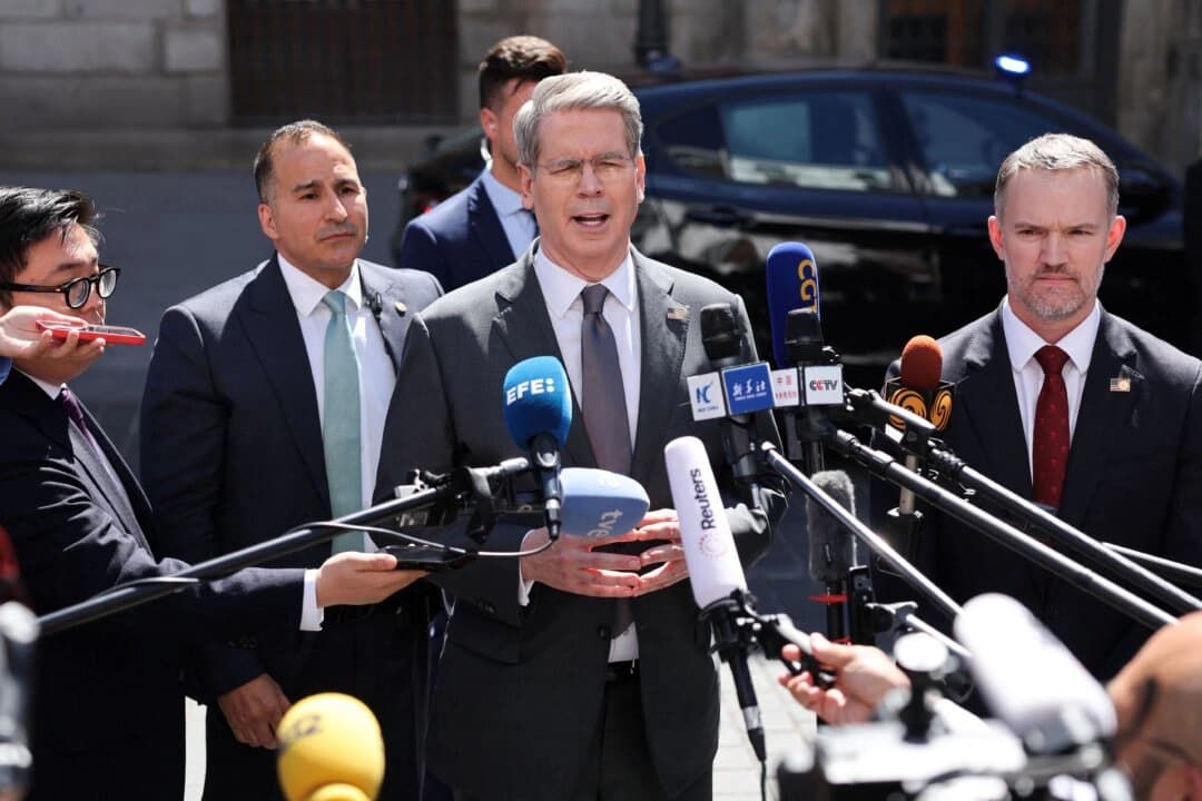 El secretario del Tesoro de EE. UU., Scott Bessent, habla durante una rueda de prensa tras las negociaciones comerciales con el viceprimer ministro chino, He Lifeng, en el Ministerio de Asuntos Exteriores en Madrid el 15 de septiembre de 2025. (Foto de THOMAS COEX/AFP vía Getty Images)