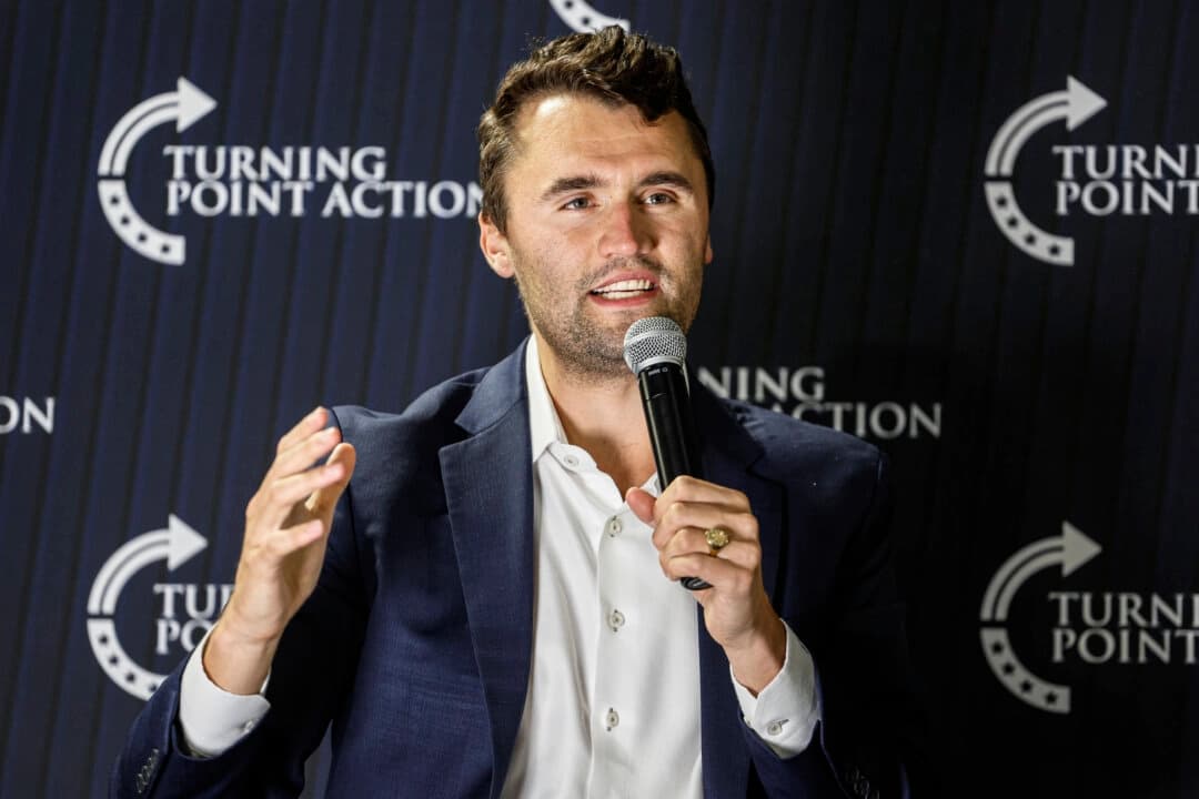 Charlie Kirk habla durante una reunión municipal en Oconomowoc, Wisconsin, el 17 de marzo de 2025. (Foto AP/Jeffrey Phelps).
