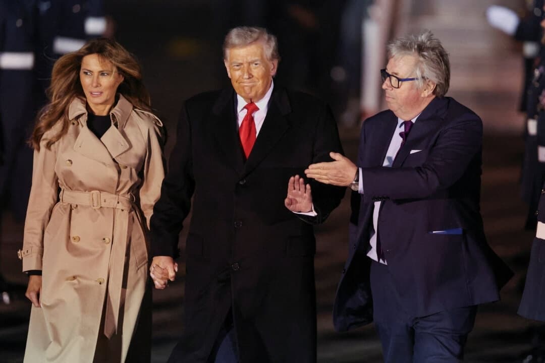El presidente Donald Trump y la primera dama Melania Trump son recibidos por el vizconde Henry Hood, en representación del rey Carlos de Gran Bretaña, a su llegada para realizar una visita de Estado a Gran Bretaña, en el aeropuerto de Londres-Stansted, cerca de Londres, el 16 de septiembre de 2025. (Chris Radburn/Reuters)
