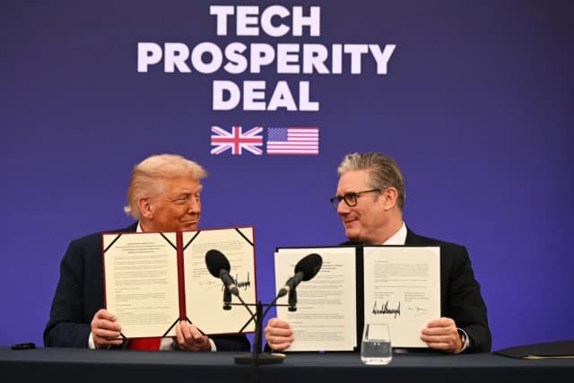 El presidente de Estados Unidos, Donald Trump (izq.), y el primer ministro británico, Keir Starmer, anuncian un acuerdo entre ambos países durante una conferencia de prensa en Chequers al concluir una visita de Estado a Aylesbury, Inglaterra, el 18 de septiembre de 2025. (Leon Neal/Getty Images)