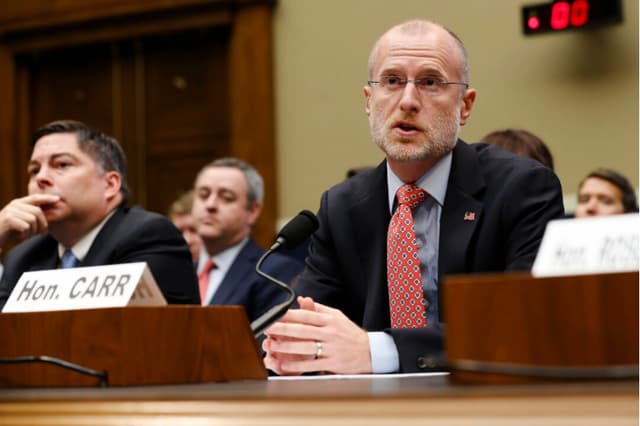 El presidente de la Comisión Federal de Comunicaciones, Brendan Carr, realizó una prueba ante el Subcomité de Comunicaciones y Tecnología del Comité de Energía y Comercio de la Cámara de Representantes en el edificio Rayburn de oficinas de la Cámara de Representantes en el Capitolio, Washington, el 5 de diciembre de 2019. Chip Somodevilla/Getty Images
