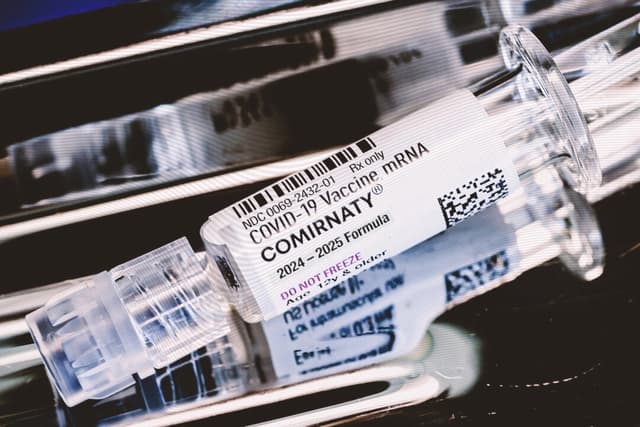 Una enfermera lleva una bandeja con la vacuna contra el COVID-19 de Pfizer-BioNTech en un centro de salud de Miami el 29 de mayo de 2025. (Joe Raedle/Getty Images)