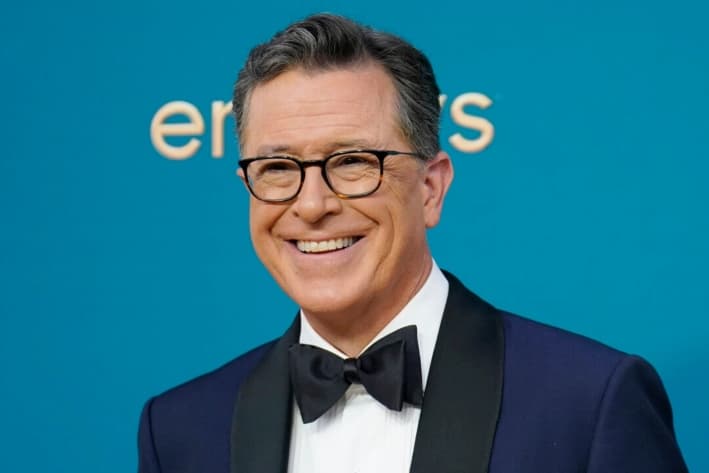 El presentador de programas de entrevistas nocturnos Stephen Colbert llega a la 74.° edición de los Premios Emmy, en Los Ángeles, el 12 de septiembre de 2022. (Jae C. Hong/AP Photo)