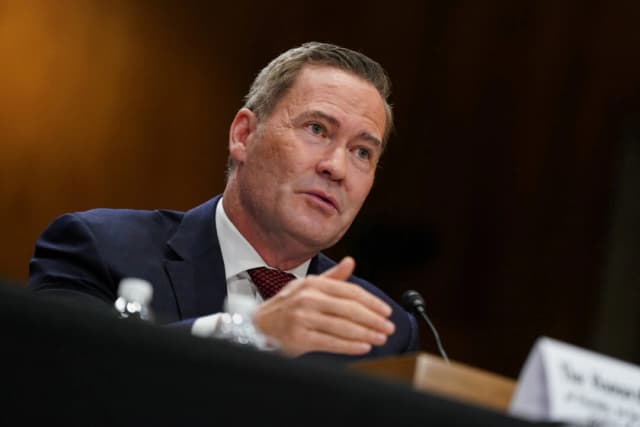 El exasesor de seguridad nacional Mike Waltz, nominado para ser embajador de Estados Unidos ante las Naciones Unidas, testifica ante una audiencia de confirmación del Comité de Relaciones Exteriores del Senado en el Capitolio, en Washington, el 15 de julio de 2025. (Ken Cedeno/Reuters)