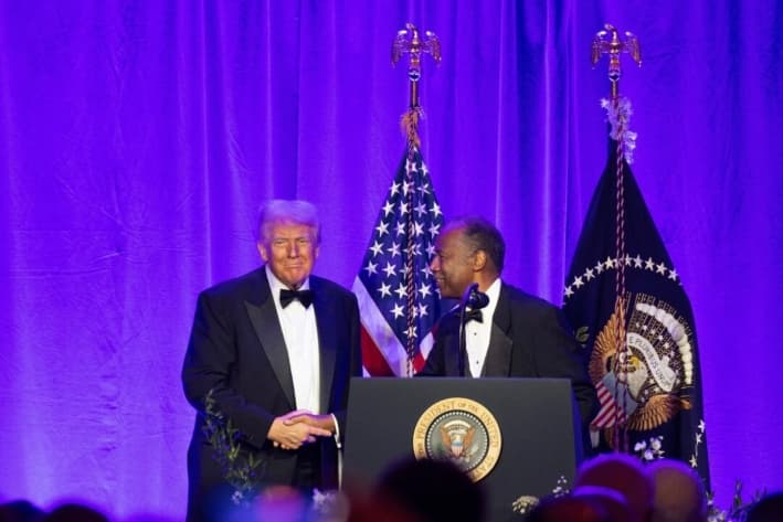 El presidente Donald Trump y el exsecretario de Vivienda y Desarrollo Urbano Ben Carson (derecha) asisten a la cena de los fundadores del American Cornerstone Institute, en Mount Vernon, Virginia, el 20 de septiembre de 2025. (Tasos Katopodis/Getty Images)