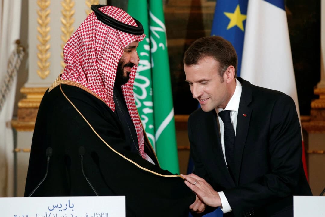 El presidente francés, Emmanuel Macron, y el príncipe heredero de Arabia Saudí, Mohammed bin Salman, asisten a una rueda de prensa en el Palacio del Elíseo, en París, el 10 de abril de 2018. (Yoan Valat/Pool vía Reuters)