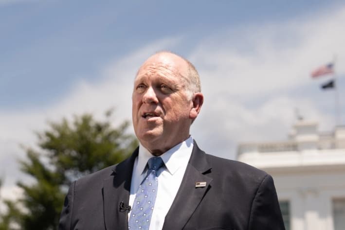 El zar fronterizo de la Casa Blanca, Tom Homan, habla en la Casa Blanca, el 30 de junio de 2025. (Madalina Kilroy/The Epoch Times)