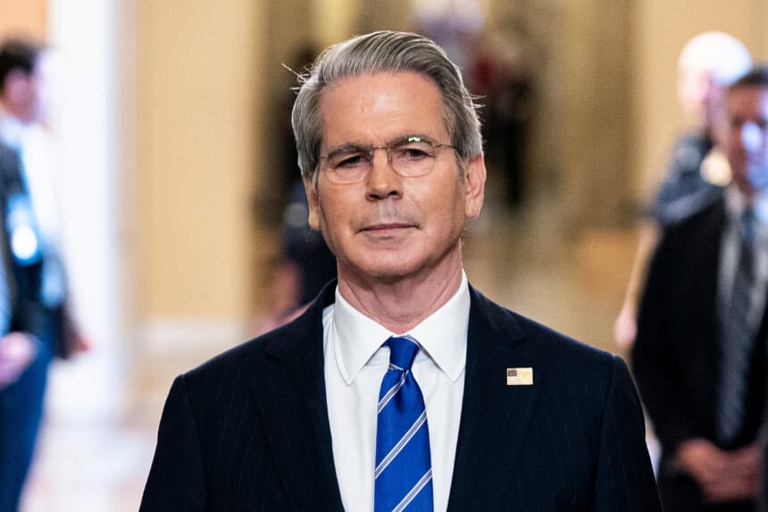 El secretario del Tesoro de EE. UU., Scott Bessent, habla con los periodistas tras un almuerzo de los republicanos del Senado, en el Capitolio de EE. UU., el 27 de junio de 2025, en Washington D. C. (Al Drago/Getty Images)