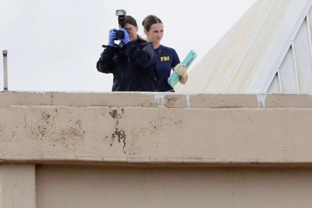 Miembros del FBI investigan desde la azotea del edificio 1120 Empire Central Place, cerca del lugar donde un tirador abrió fuego contra una instalación del Servicio de Inmigración y Control de Aduanas de Estados Unidos en Dallas, Texas, el 24 de septiembre de 2025. (Stewart F. House/Getty Images)