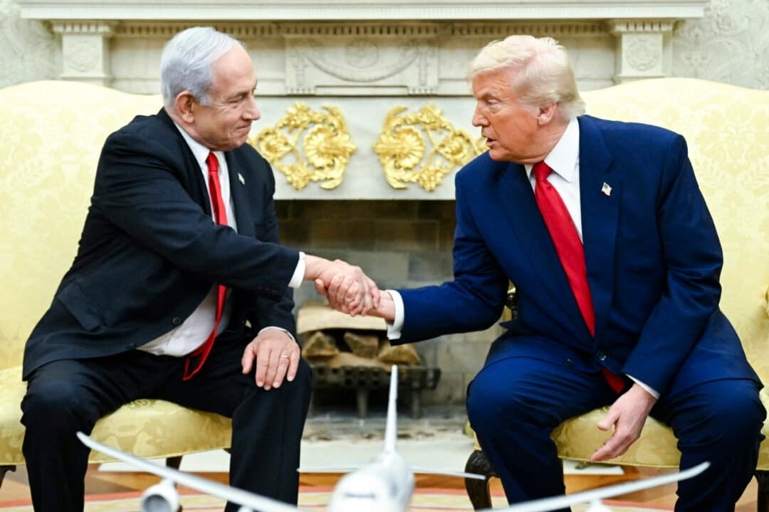 El presidente Donald Trump estrecha la mano del primer ministro israelí, Benjamin Netanyahu, durante una reunión en el Despacho Oval de la Casa Blanca el 7 de abril de 2025. (Saul Loeb/AFP vía Getty Images)