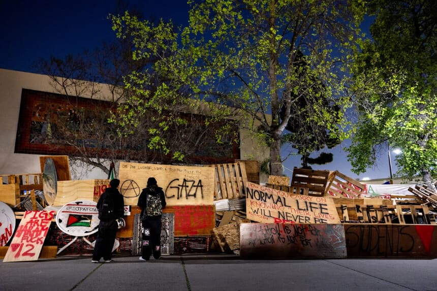 Manifestantes pro palestinos en un campamento universitario en la Universidad Estatal de California, Los Ángeles, en Los Ángeles, el 6 de mayo de 2024. (Etienne Laurent/AFP/Getty Images).