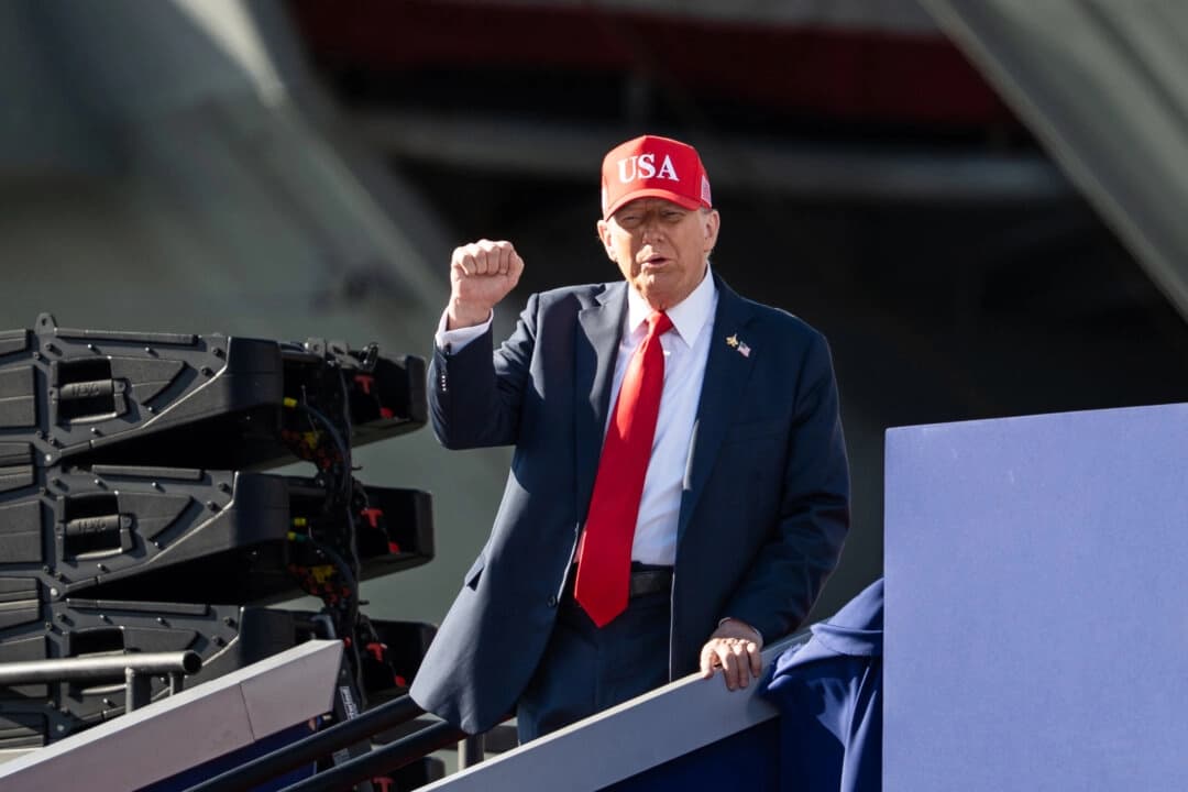 El presidente Donald Trump en "America’s Navy 250 — Titans of the Sea: A Salute to the Fleet" (La Armada de Estados Unidos 250 — Titanes del mar: un homenaje a la flota) en Norfolk, Virginia, el 5 de octubre de 2025. (Madalina Kilroy/The Epoch Times).