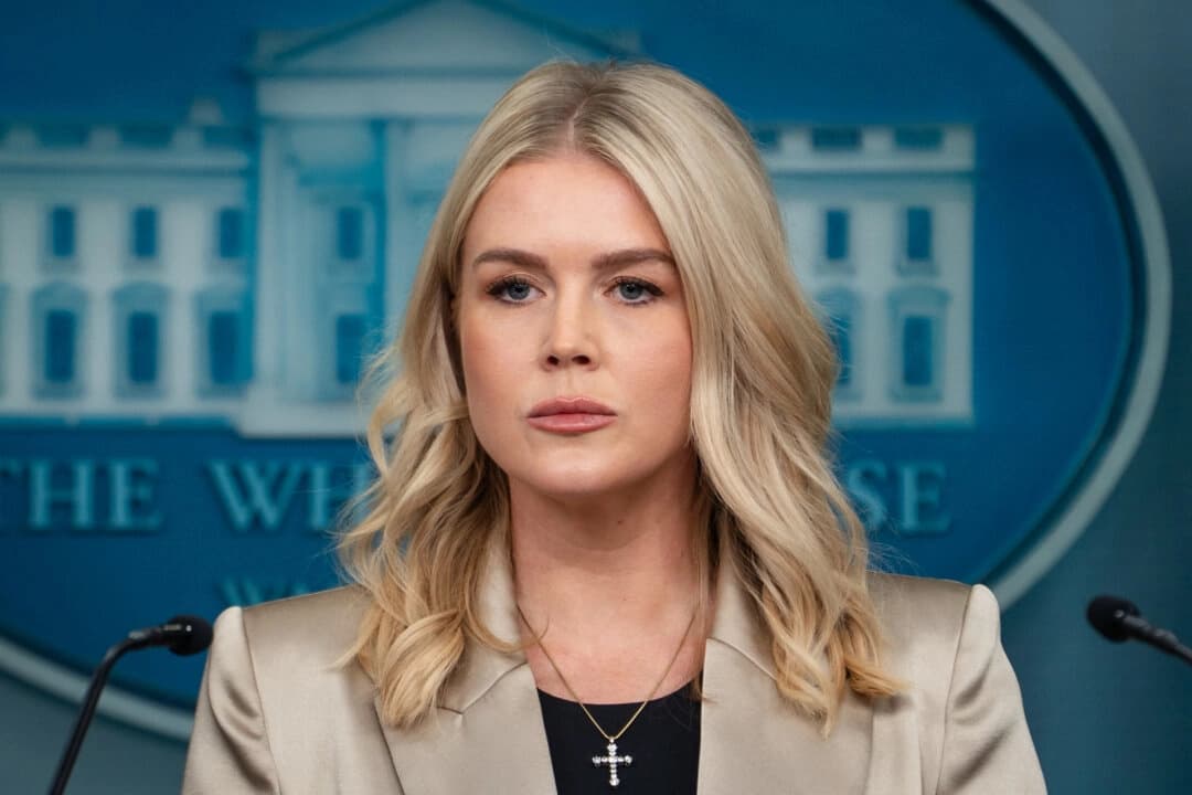 La secretaria de prensa de la Casa Blanca, Karoline Leavitt, habla con los periodistas durante el tercer día del cierre del gobierno en la Casa Blanca, el 3 de octubre de 2025. (Madalina Kilroy/The Epoch Times)