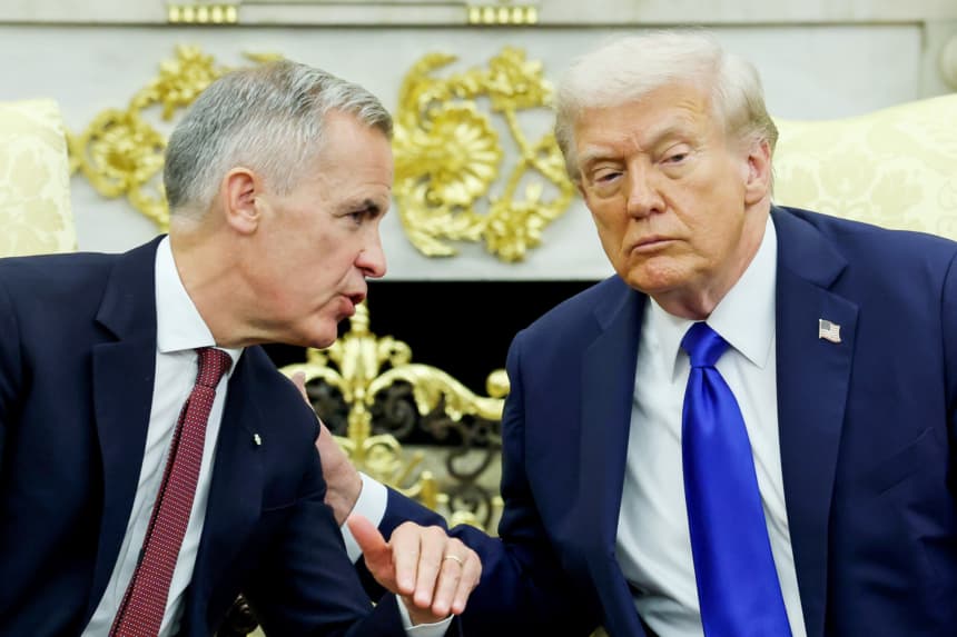 El presidente de Estados Unidos, Donald Trump (R), y el primer ministro de Canadá, Mark Carney, hablan con periodistas en la Oficina Oval de la Casa Blanca el 07 de octubre de 2025 en Washington, DC. (Anna Moneymaker/Getty Images)