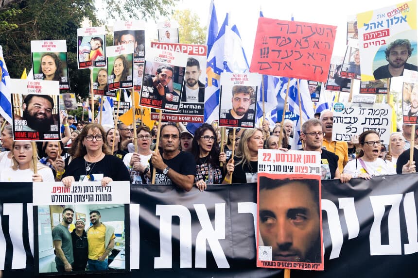 Familiares de los rehenes y simpatizantes sostienen fotos de los rehenes durante una manifestación en la que se pide un acuerdo para su liberación, en Tel Aviv, Israel, el 17 de agosto de 2025. (Amir Levy/Getty Images).