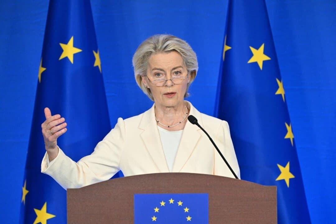 La presidenta de la Comisión Europea, Ursula von der Leyen, habla durante una conferencia de prensa tras la 25.ª cumbre UE-China celebrada en Beijing el 24 de julio de 2025. (Adek Berry/AFP a través de Getty Images)