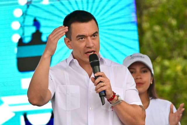 El presidente de Ecuador, Daniel Noboa, gesticula mientras habla durante el Festival de la Independencia de Guayaquil, en el Centro Cívico de Guayaquil, Ecuador, el 8 de octubre de 2025. (MARCOS PIN/AFP via Getty Images)