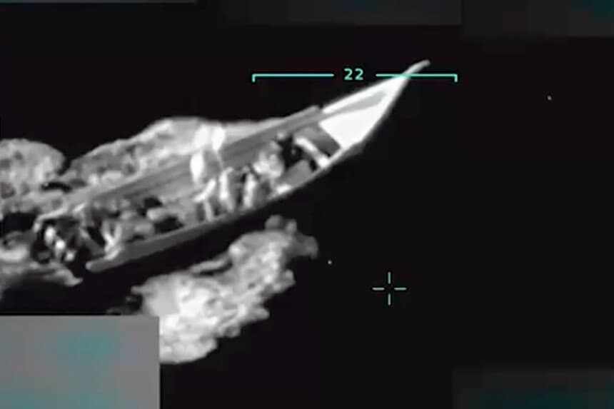 El ejército estadounidense lleva a cabo un ataque militar mortal contra una supuesta embarcación de narcotraficantes vinculada al cártel Tren de Aragua, en una imagen fija del vídeo del ataque compartido por el presidente Donald Trump en Truth Social el 2 de septiembre de 2025. (@realDonaldTrump vía Truth Social).