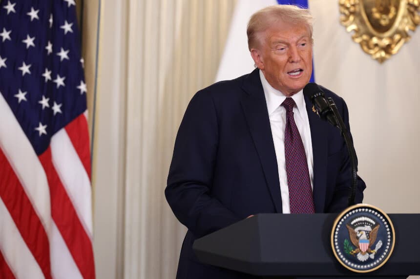 El presidente de los Estados Unidos, Donald Trump, pronuncia unas palabras durante una rueda de prensa conjunta con el primer ministro israelí, Benjamin Netanyahu, en el Comedor de Estado de la Casa Blanca el 29 de septiembre de 2025. (Alex Wong/Getty Images).