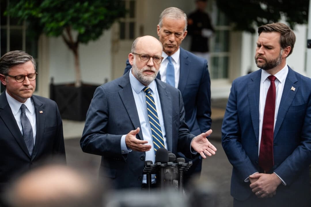El director de la Oficina de Administración y Presupuesto, Russel Vought, acompañado por el vicepresidente JD Vance, el presidente de la Cámara de Representantes Mike Johnson (R-La. y el líder de la mayoría del Senado John Thune (R-S.D.), habla en la Casa Blanca el 29 de septiembre de 2025. (Madalina Kilroy/The Epoch Times)