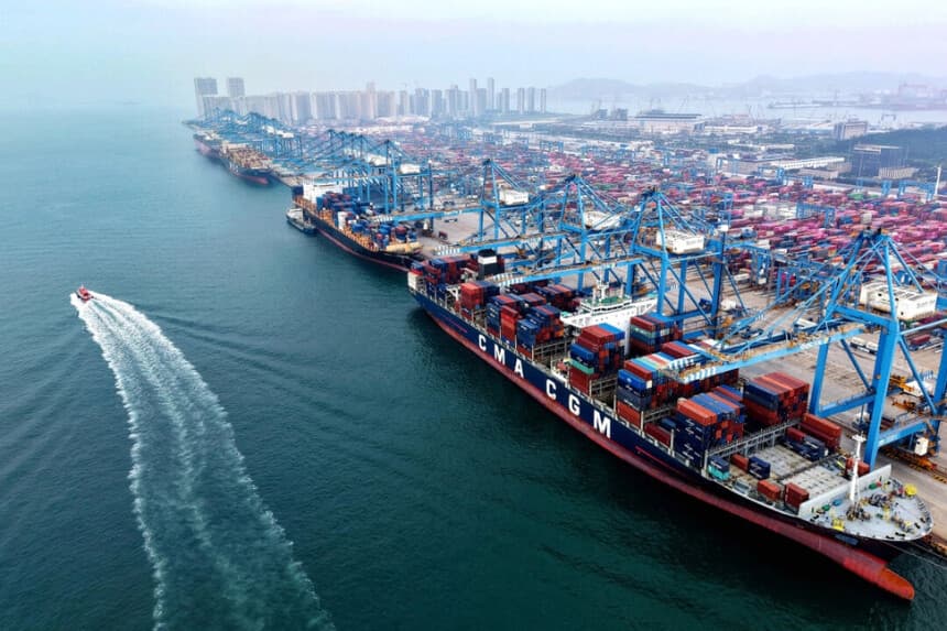 Buques portacontenedores atracados en un puerto de Qingdao, en la provincia de Shandong, al este de China, el 24 de septiembre de 2025. -/AFP vía Getty Images
