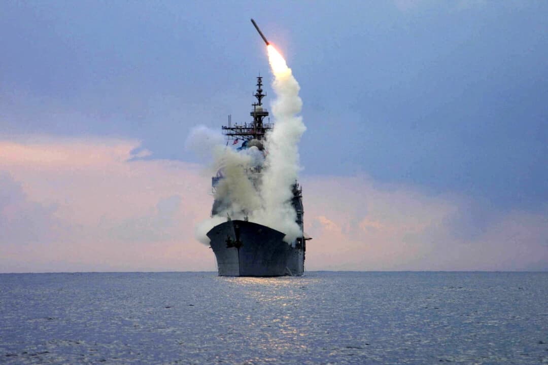 Un misil Tomahawk Land Attack Missile (TLAM) es lanzado desde el crucero lanzamisiles USS Cape St. George el 23 de marzo de 2003. Especialista en inteligencia de primera clase (Kenneth Moll/Marina de los Estados Unidos a través de Reuters)