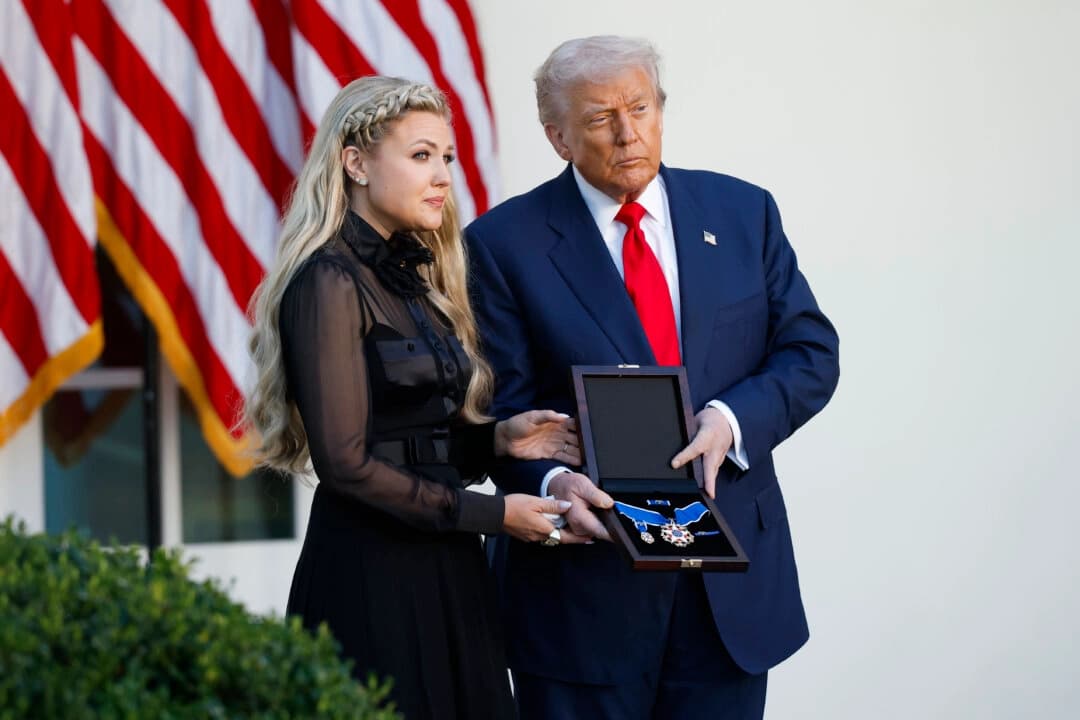 El presidente Donald Trump concede a título póstumo la Medalla Presidencial de la Libertad al fallecido activista conservador Charlie Kirk, mientras entrega la medalla a su esposa Erika Kirk (izquierda) durante una ceremonia celebrada en el Jardín de las Rosas de la Casa Blanca el 14 de octubre de 2025. (Kevin Dietsch/Getty Images)