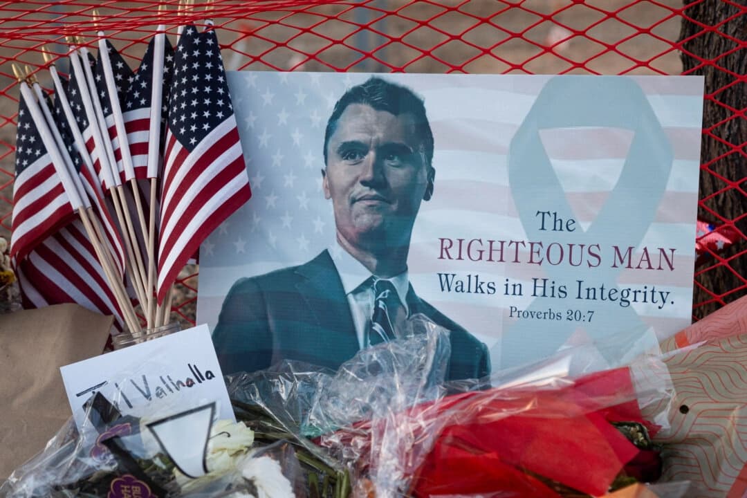 Un cartel del influyente conservador Charlie Kirk se exhibe en un memorial tras el fatal tiroteo de Kirk, en la sede de Turning Point USA en Phoenix, el 12 de septiembre de 2025. (Thomas Machowicz/Reuters)